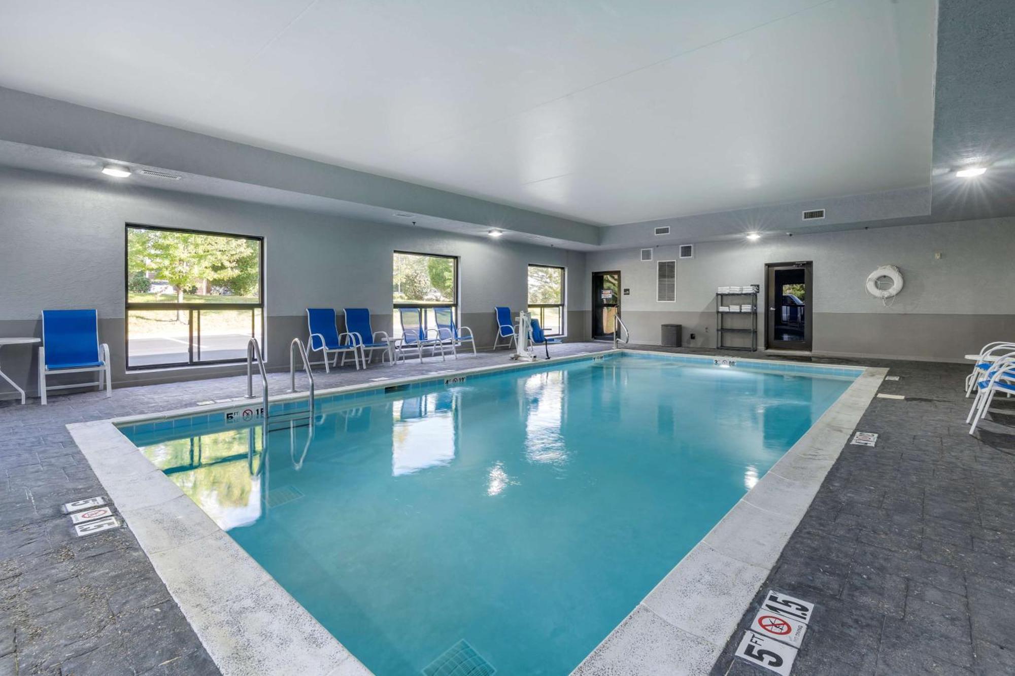 Hampton Inn & Suites Louisville East מראה חיצוני תמונה
